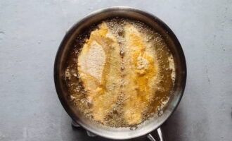 Выложите на раскаленное масло 2-3 куска филе. Если рыба полностью утопает в масле, то жарьте 5-6 минут.