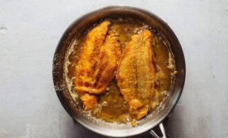 Если рыба не полностью покрыта маслом, то жарьте филе с обеих сторон по 2,5-3 минуты.