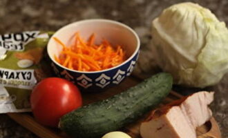 Подготовим необходимые продукты из списка. Овощи предварительно промываем и обсушиваем. Отмеряем необходимое количество корейской моркови.