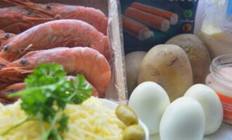 Подготовим необходимые ингредиенты по списку. Куриные яйца отвариваем. Также отвариваем картофель в мундире.