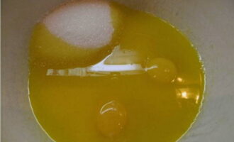 Выкладываем маргарин в чашу, растапливаем на водяной бане либо в микроволновой печи. К жидкой смеси отправляем, сахар, соль и яйца.