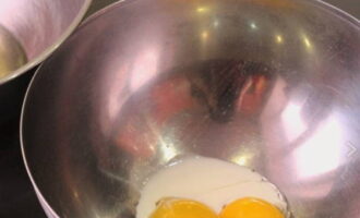 Сначала отделяем яичные желтки от белков любым удобным способом. Желтки соединяем со столовой ложкой сливок и солью по вкусу.