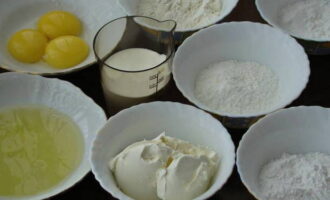Подготовим необходимые ингредиенты. Яичные желтки аккуратно отделяем от белков. Сахарную пудру разделяем на две части – 25 грамм и 50 грамм.