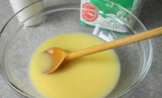Начинаем приготовление теста. Яичные желтки соединяем с водой, лимонным соком и солью. Взбиваем венчиком до однородности.