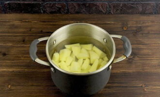 Клубни картофеля «освобождаем» от кожицы, промываем под струей воды и разрезаем на средние куски, заливаем водой и отвариваем около получаса после закипания до мягкости.