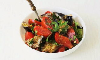 Приготовленный салат с хрустящими баклажанами и помидорами разложите по сервировочным салатницам и сразу подайте к столу. Приятного аппетита!