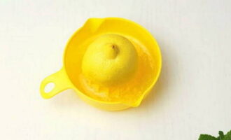 Отожмите сок из половинки лимона.