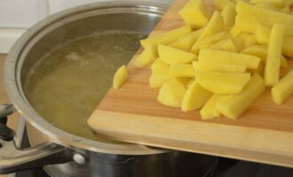 По желанию процеживаем бульон и возвращаем на плиту. Выгружаем картошку, готовим при температуре ниже среднего.