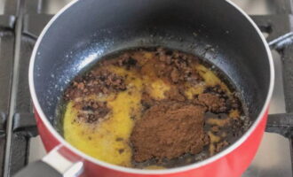 В растопленное масло добавляем какао и вливаем молоко. Варим до загустения смеси, постоянно помешивая.