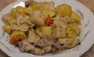 Штрудли по-немецки с мясом и картошкой готовы. Выкладывайте блюдо на сервировочную тарелку и подавайте к столу!