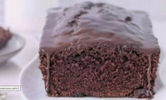 Шоколадный пирог с какао в духовке готов. Нарезайте десерт и подавайте к столу!