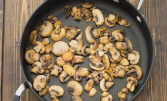 Обжариваем подготовленные грибы на небольшом количестве растительного масла до яркой румяной корочки. Добавляем щепотку соли.