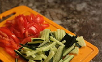 Тонкой соломкой нарезаем огурец и помидор. Следите, чтобы последний овощ был не слишком мягкий, иначе аккуратная соломка из него не получится.