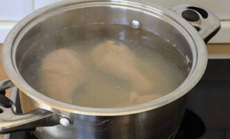 В кастрюлю наливаем воду и помещаем промытую курицу. Размещаем на конфорке. Ждем закипания, убираем пену шумовкой. Убавляем нагрев и продолжаем варить, пока не приготовится мясо.