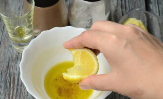 Отдельно смешиваем сок лимона и оливковое масло. Солим и перчим по вкусу. Объединяем компоненты в эмульсию.