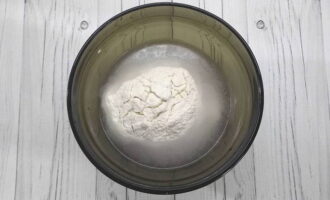В жидкость отправляем сухие компоненты: соль, рисовую муку и пудру из перемолотого сахарного песка.