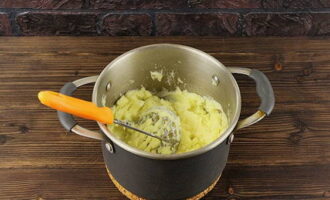 С готовой картошки сливаем отвар, добавляем сливочное масло и разминаем в пюре, не спеша, вливая молоко. Добившись однородности, подсаливаем по своему вкусу и даем время остыть.