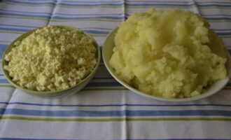 Очищаем картофель, отвариваем его до мягкости и разминаем в пюре. Также разминаем осетинский сыр.