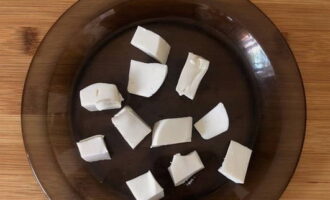 Сыр фета также нарезаем аккуратными кубиками.