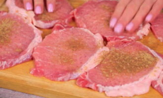 Дальше свиные кусочки натираем солью и чесночным перцем с обеих сторон.