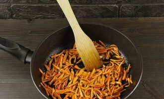 Обжариваем морковь на растительном масле около 7-10 минут, постоянно помешивая.