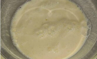Параллельно готовим тесто: в миске расколачиваем яйцо с половиной чайной ложки соли, вливаем молоко – мешаем.