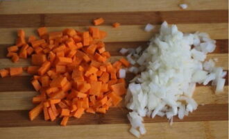 На мелкие кубики режем репчатый лук и морковь.