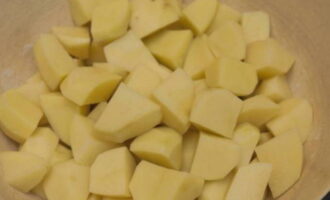 Очищаем картофель, промываем его и режем кубиками среднего размера.