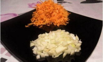 Овощи очистите, и помойте под прохладной проточной водой. Морковку натрите на крупной терке, а головку репчатого лука нарежьте кубиками.