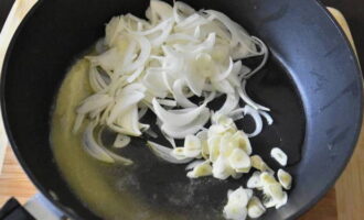 Разогреваем сковороду с растительным и сливочным маслом. Обжариваем здесь лук с чесноком. Необходимо, чтобы овощи стали мягкими и пустили яркий аромат.