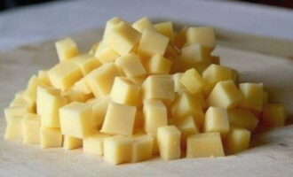 Мелкими кубиками нарезаем твердый сыр.