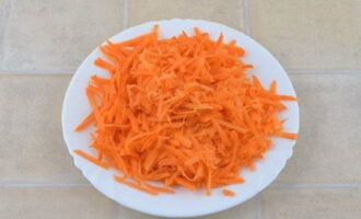 Очищенную морковь измельчаем на бурачной терке.