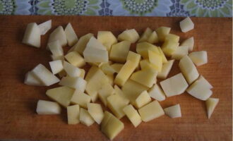 Промытые клубни картошки нарезаем брусочками либо произвольными кусочками.
