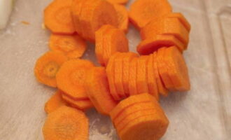 Очищенную морковь режем кружками.