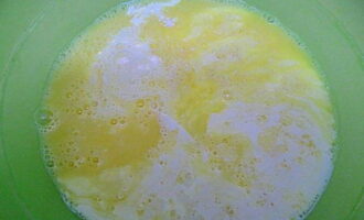 К яйцам налить молоко в указанном в рецепте соотношении.