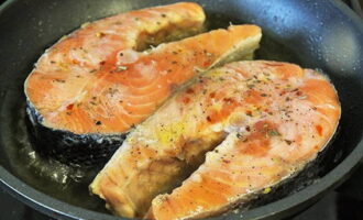 В чугунной сковороде раскаляем оставшееся оливковое масло и кладем рыбу, жарим 1-2 минуты на сильном пламени до румяности.