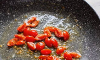 На растопленном сливочном масле обжариваем томаты в течение 2-3 минут.