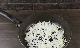 Выкладываем лук в отдельную сковороду с растительным маслом.