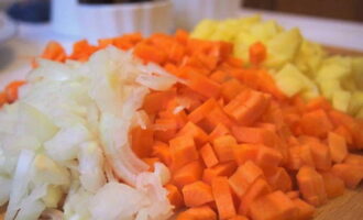 Промытые и обсушенные овощи мелко нарезаем.