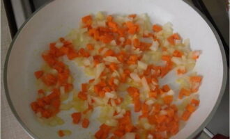 На разогретом растительном масле обжариваем до светло-коричневого оттенка морковку с луком.