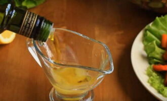 В чашку налейте оливковое масло и добавьте сок небольшого лимона.