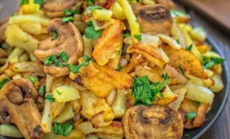 Жареная картошка с грибами шампиньонами на сковороде готова. Раскладывайте по тарелкам и подавайте к столу!