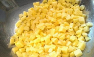 Очищаем и промываем картофель, после нарезаем его небольшими кубиками. Солим по вкусу и перемешиваем.