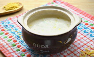 Молочный суп с макаронами в кастрюле готов. Разливайте по порционным тарелкам и подавайте к столу!