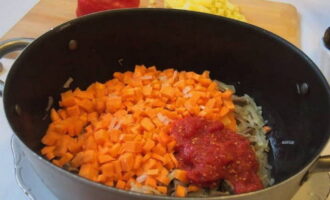Помидоры перекручиваем через мясорубку либо перебиваем в блендере, отправляем в жаропрочную посуду вместе с морковкой, как только лук стал полупрозрачным.