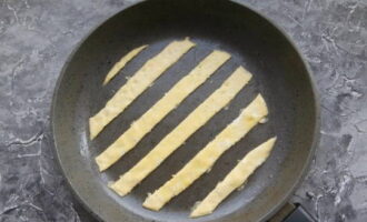 Через одну убираем полоски со дна огнеупорной посуды (используем их для готовки других блюд либо декора).