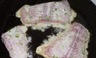 Перекладываем рыбное филе в кляре в сковороду с растительным маслом. Обжариваем с обеих сторон до образования румяной корочки.