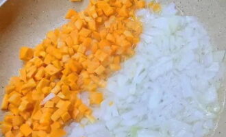 Прогрейте сковородку, налейте половину масла. Выложите овощную нарезку и пассеруйте до мягкости.