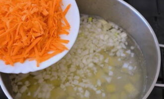 И морковку. Бульон доводим до кипения и приправляем лавром, солью и молотым перцем.