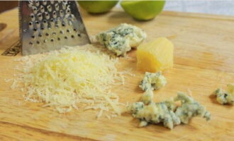 Подготавливаем пармезан, руками разламываем сыр «дор блю».